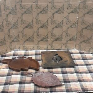 4 pc bundle of leaf design decor and iron trivet
